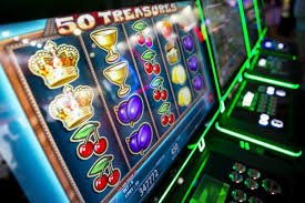 Online Bingo ဂိမ်း ဘောလုံးများနှင့် ကစားသမားများ ပျော်ရွှင်နေသည်
